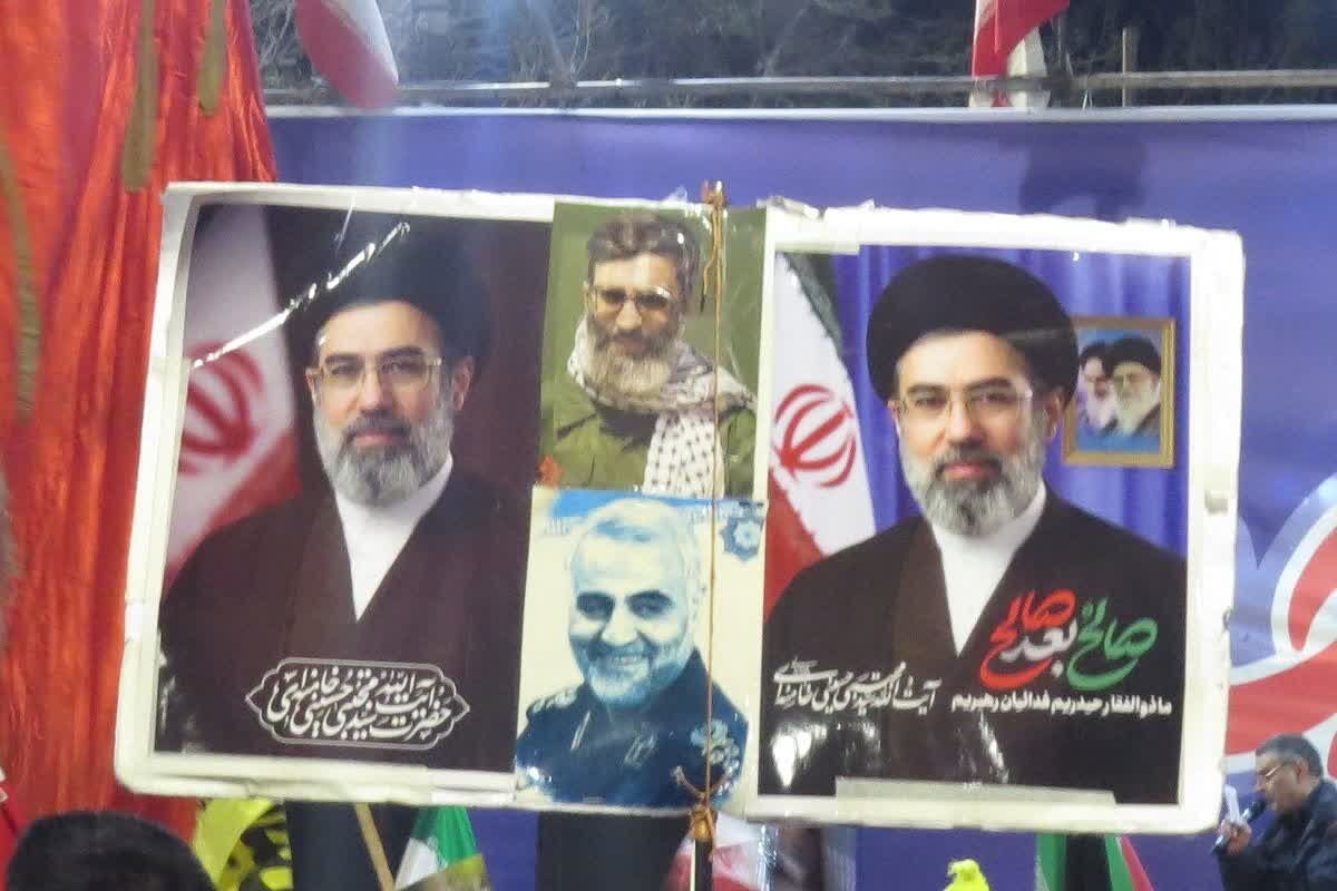 چهل روز از شهادت رهبرمان گذشت اما مردممان همچنان در میدانند