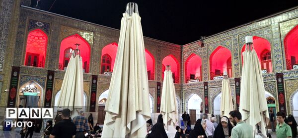حرم امام رضا(ع) سیاه پوش عزای حسین‌(ع) شد