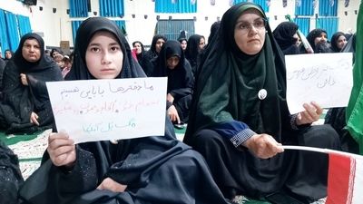 مردمی که در شب یاد قائد امت به میدان عاشقانه آمدند
