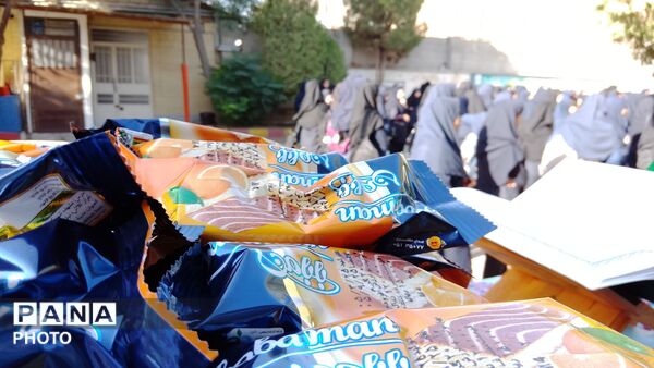 به صدا در آمدن زنگ مهر در دبیرستان دخترانه عزت طلایی نیشابور 