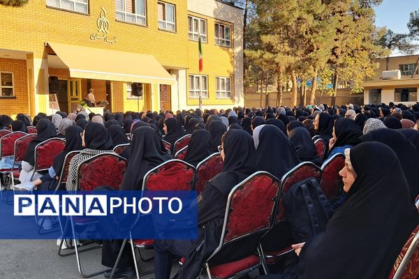 مراسم راز و رهایی؛ پنجره‌ای به دنیای دو نسل در دبیرستان نمونه‌دولتی ولایت بهارستان‌دو