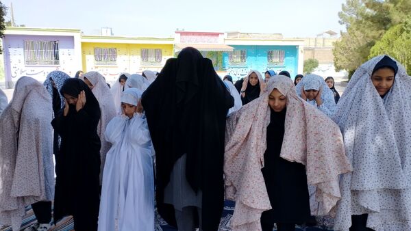 آیین نواختن زنگ نماز در مدرسه فرهنگ شهرستان خلیل آباد 