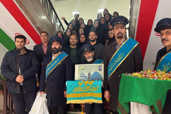 خادمان مسجد جمکران پرچم متبرک را به مدرسه شهید همت آوردند