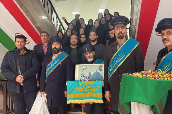 خادمان مسجد جمکران پرچم متبرک را به مدرسه شهید همت آوردند