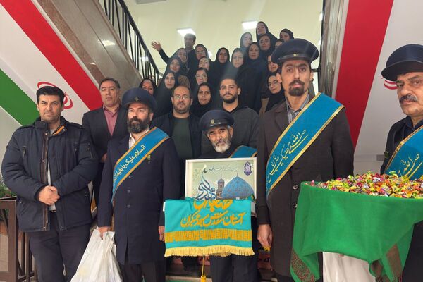 خادمان مسجد جمکران پرچم متبرک را به مدرسه شهید همت آوردند