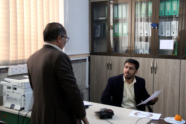 پاسخگویی رئیس اداره آموزش و پرورش شهرستان قدس پشت میز خدمت