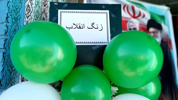  نواخته شدن زنگ انقلاب در مدرسه نمونه الزهرا  یاسوج