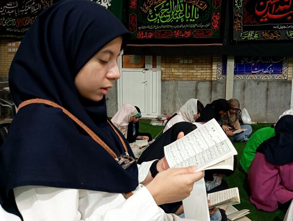 مراسم پخت نذری توسط دانش‌آموزان شیرازی به همت مجموعه تربیت علوی خواهران