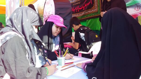 مشارکت دانش‌آموزان و فرهنگیان در اجرای برنامه‌های فرهنگی مسیر پیاده‌روی جاماندگان اربعین