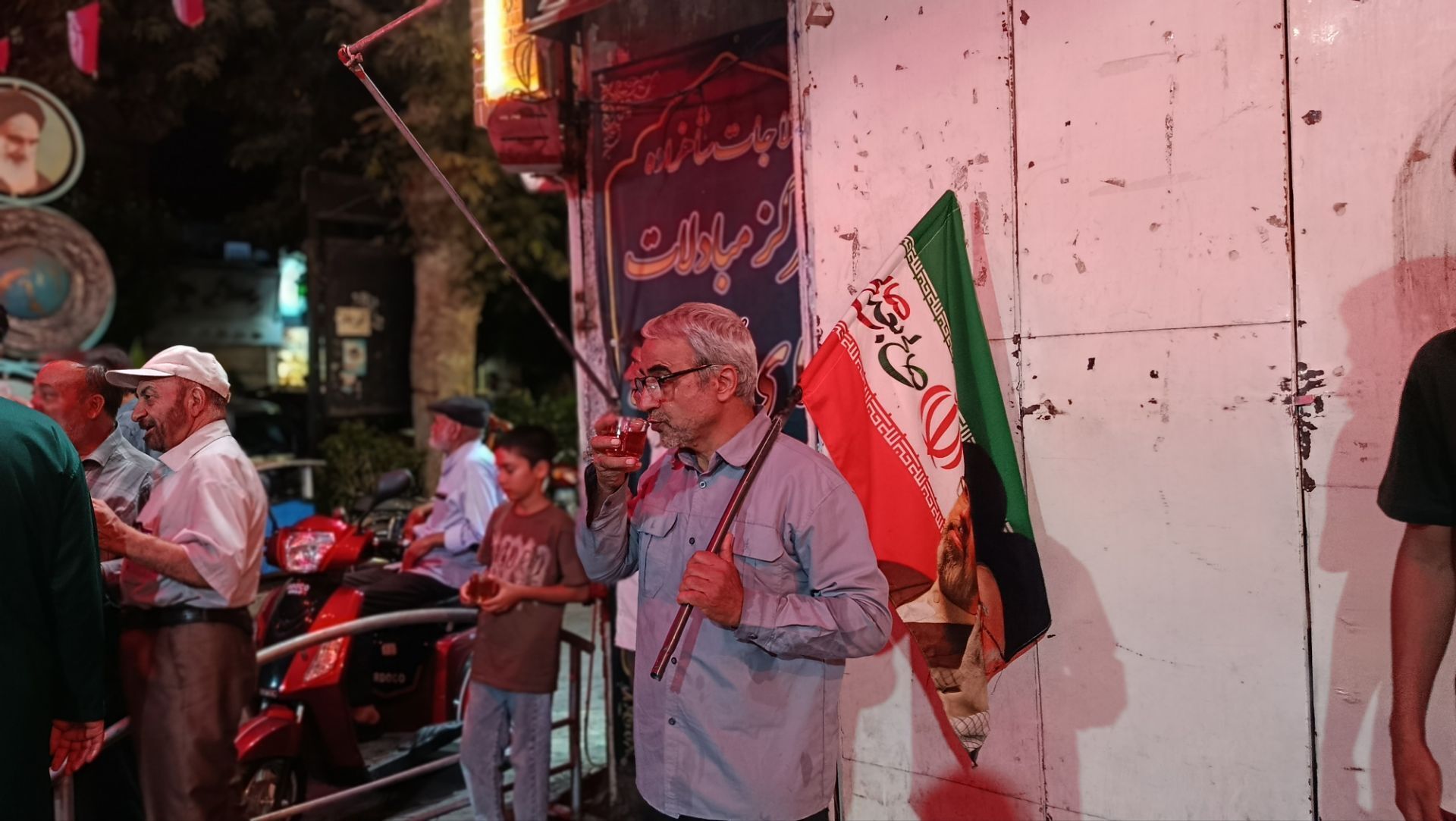 فعالیت چایخانه حضرت زهرا (س) در شب شهادت امام حسن عسکری(ع) 