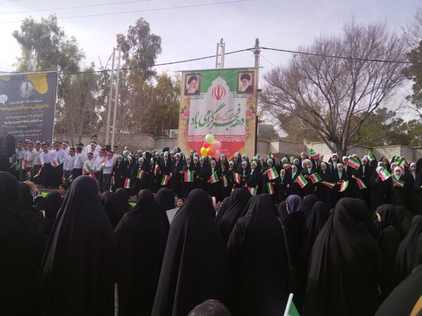 حضور پرشور دانش آموزان ابرکوه در راهپیمایی ۲۲ بهمن
