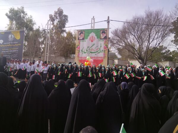 حضور پرشور دانش آموزان ابرکوه در راهپیمایی ۲۲ بهمن