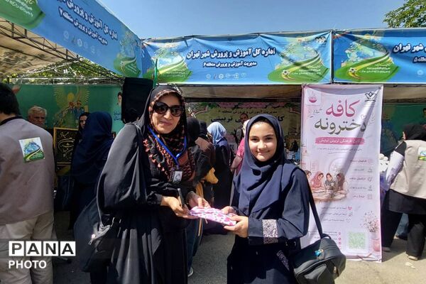 تقدیر از دانش‌آموزان برگزیده پویش‌های کانون نیایش منطقه ۶ در آیین افتتاحیه پایگاه‌های تابستانی