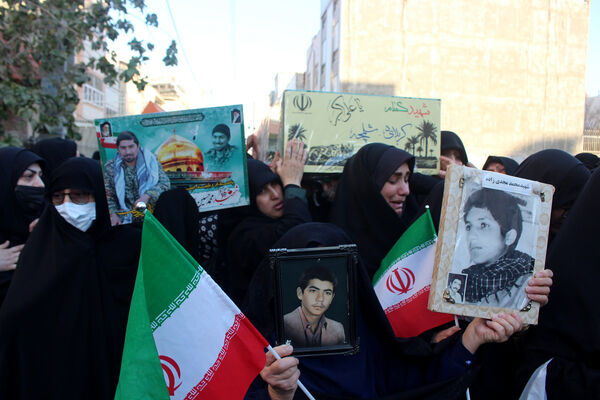 جلوه‌هایی از حضور نوجوانان در مراسم تشییع و خاکسپاری شهدای گمنام