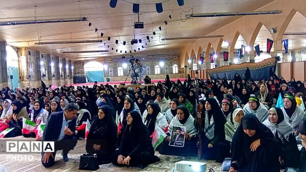 اجتماع بزرگ دختران جان فدای ایران وزنجیره دختران شقایق های دنا 