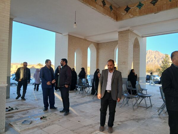 غبارروبی از قبور مطهر شهدا در شهر بخ