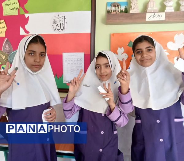انگشت‌های رنگین دختران دبستان اندیشه روی برگه‌های رأی انتخابات شورای دانش‌آموزی