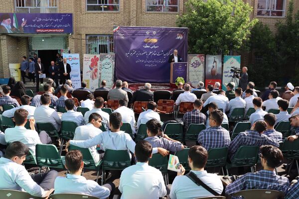 زنگ سپاس معلم در هنرستان احمدی روشن منطقه ۱۴ تهران با حضور وزیر نیرو نواخته شد