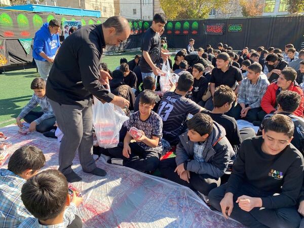دانش‌آموزان مدرسه شاهد شهید کاظمی در سوگ شهادت حضرت فاطمه (س)