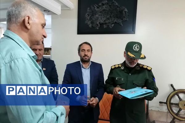 دیدار مسئولین شهر بیضا از خانواده شهدا