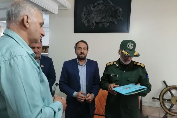 دیدار مسئولین شهر بیضا از خانواده شهدا