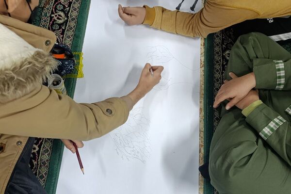 نقاشی همگانی دانش آموزان دبستان شهید رجایی جوه ای از دوستی و اتحاد