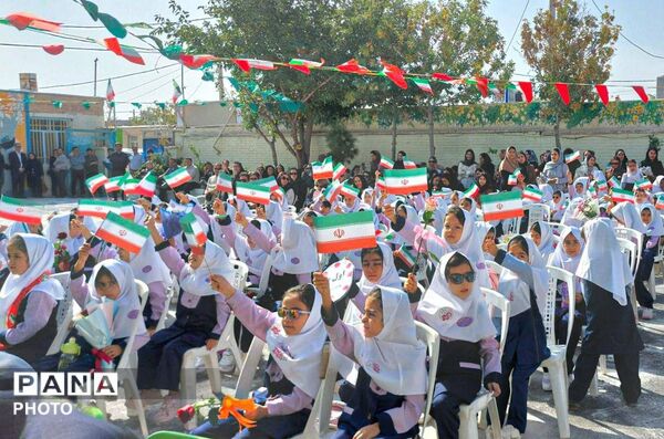جشن شکوفه‌های کلاس اولی در دبستان فرهنگیان