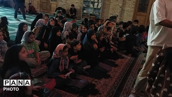 غرفه دهه نودی های مسجد جامع در شب صد و چهل و چهارم 