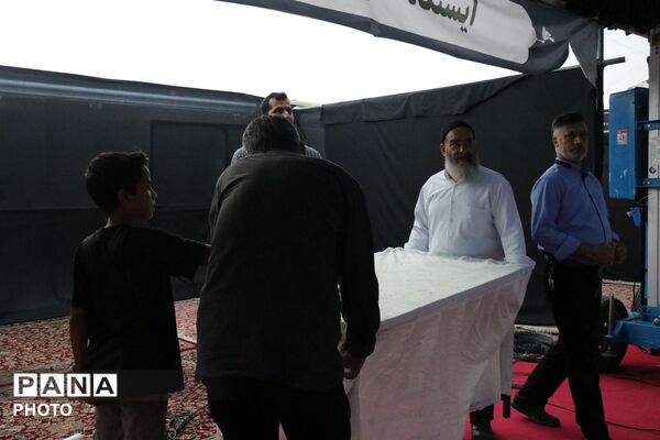 آماده سازی موکب مجاهدین خستگی‌ناپذیر در مشهد ؛ دانش‌آموزان خراسانی به یاد رهبر شهید به میدان آمدند 