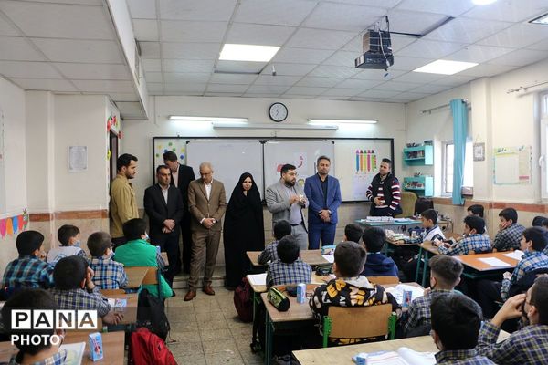 توزیع شیر رایگان در دبستان علی‌اکبر طالبی شهرری