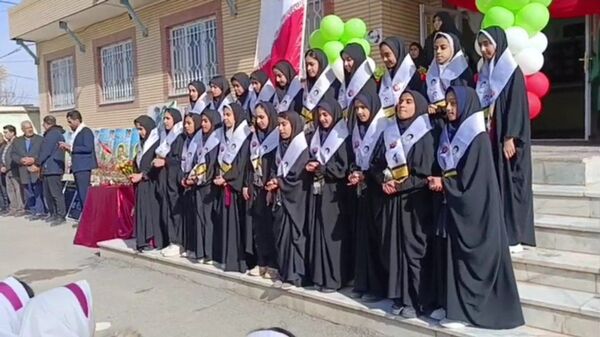 آوای وفاداری نسل جدید؛ سرود دانش‌آموزان شهید بهمنی خلیل آباد در دهه فجر