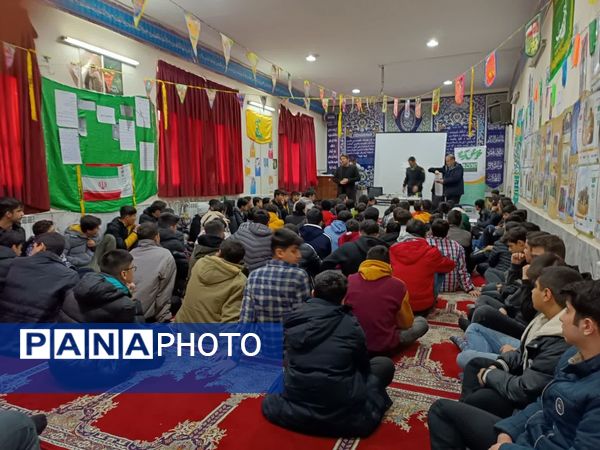 کارگاه آموزشی پیشگیری از آسیب‌های فضای مجازی در دبیرستان رجایی