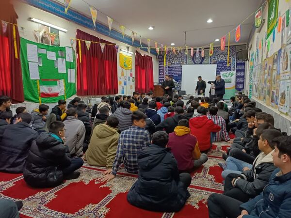 کارگاه آموزشی پیشگیری از آسیب‌های فضای مجازی در دبیرستان رجایی
