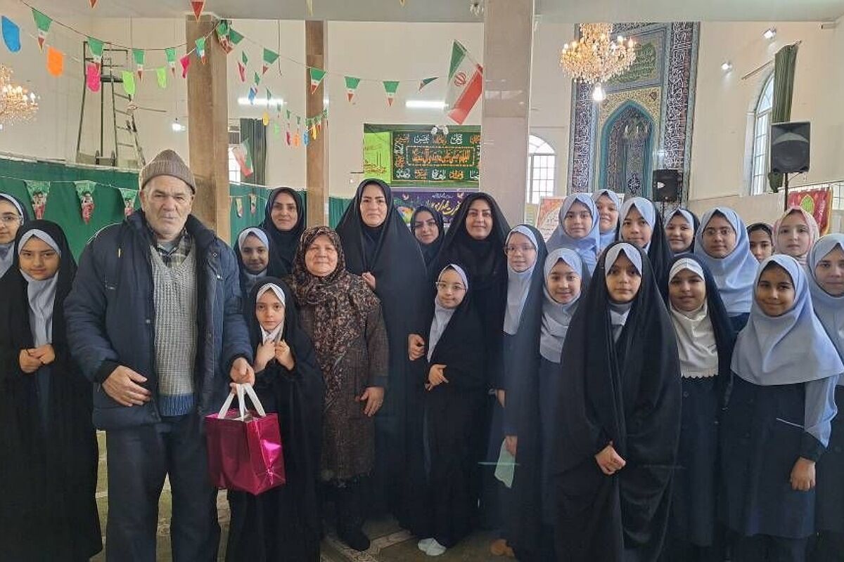 غبارروبی مساجد به مناسبت آغاز ماه مبارک رمضان توسط دانش‌آموزان ناحیه دو شهرری 