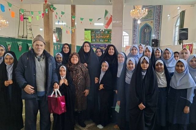 غبارروبی مساجد به مناسبت آغاز ماه مبارک رمضان توسط دانش‌آموزان ناحیه دو شهرری 