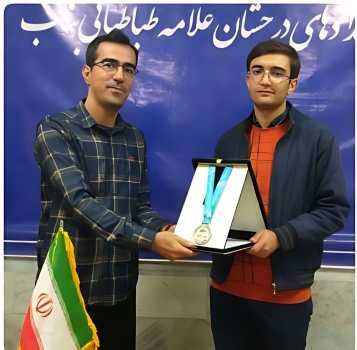 دانشجوی بنابی، مدال‌های دوران دانش‌آموزی را به مدرسه اهدا کرد