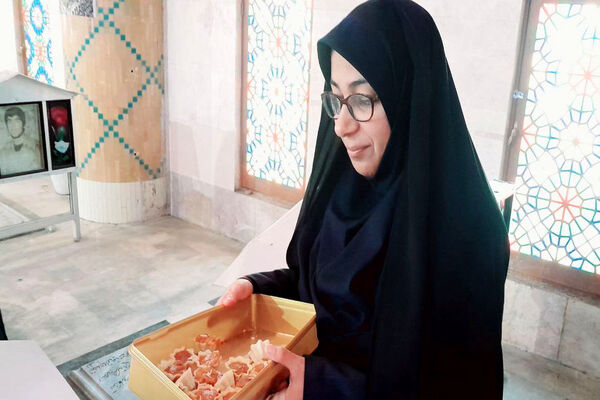 تجدید میثاق دانش‌آموزان دبیرستان رضوان بوشهر با شهدا
