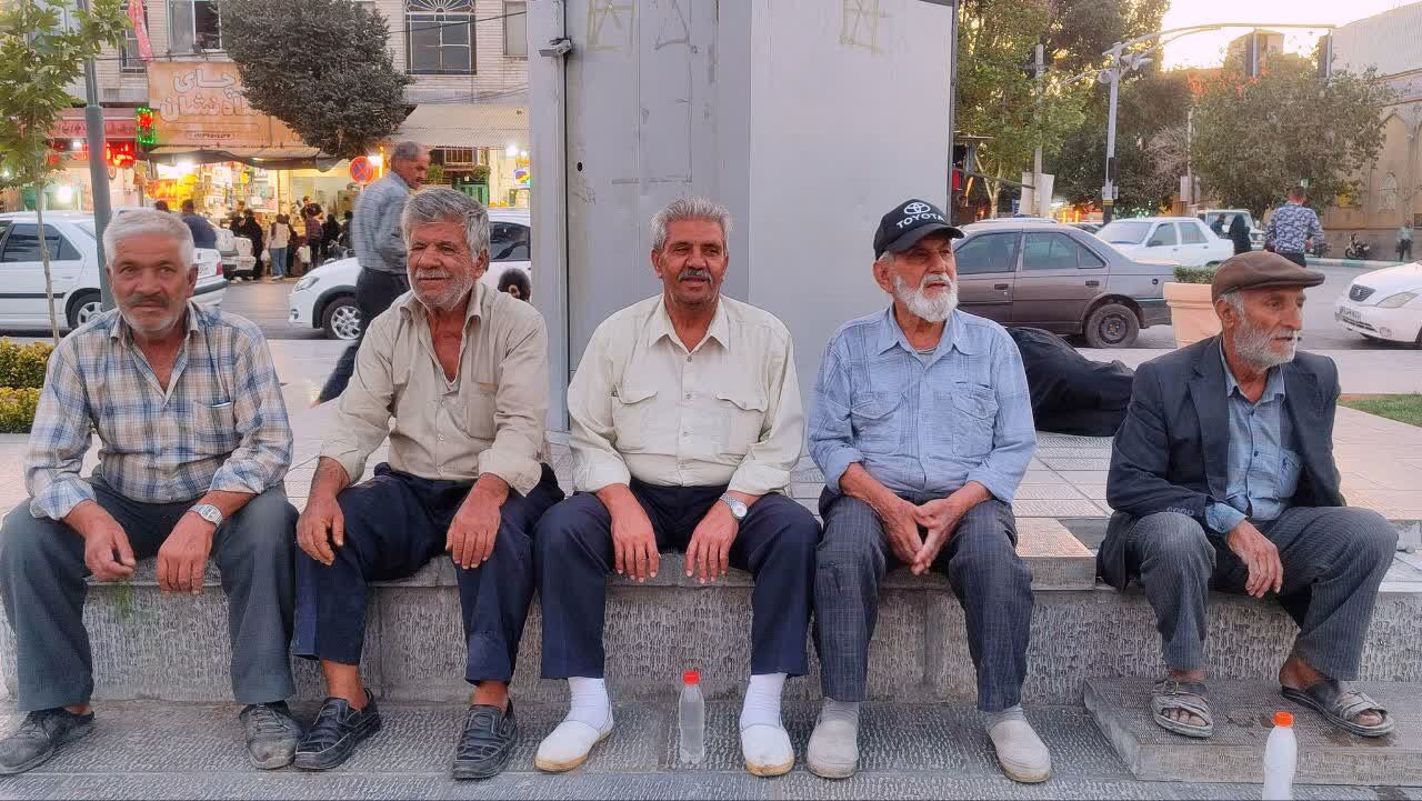 سالمندان در تجمعات حماسی نجف‌آباد؛ روایتگر تجربه‌های زندگی