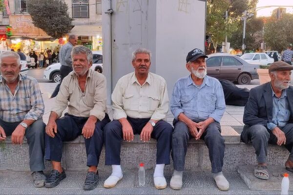 سالمندان در تجمعات حماسی نجف‌آباد؛ روایتگر تجربه‌های زندگی