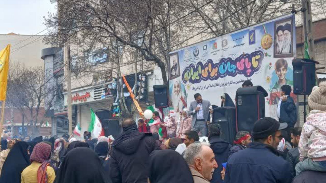 حضور پرشور دانش آموزان و مردم بروجرد در راهپیمایی ۲۲ بهمن 
