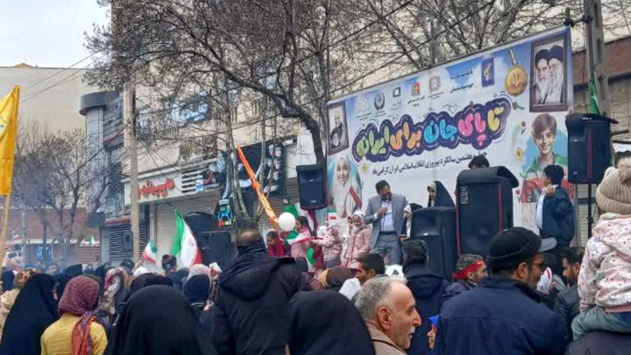 حضور پرشور دانش آموزان و مردم بروجرد در راهپیمایی ۲۲ بهمن 