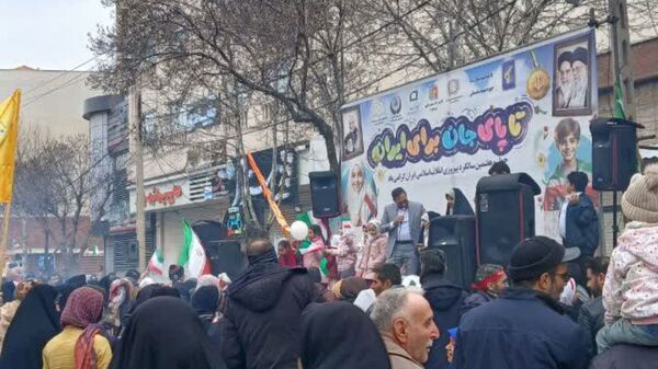 حضور پرشور دانش آموزان و مردم بروجرد در راهپیمایی ۲۲ بهمن 