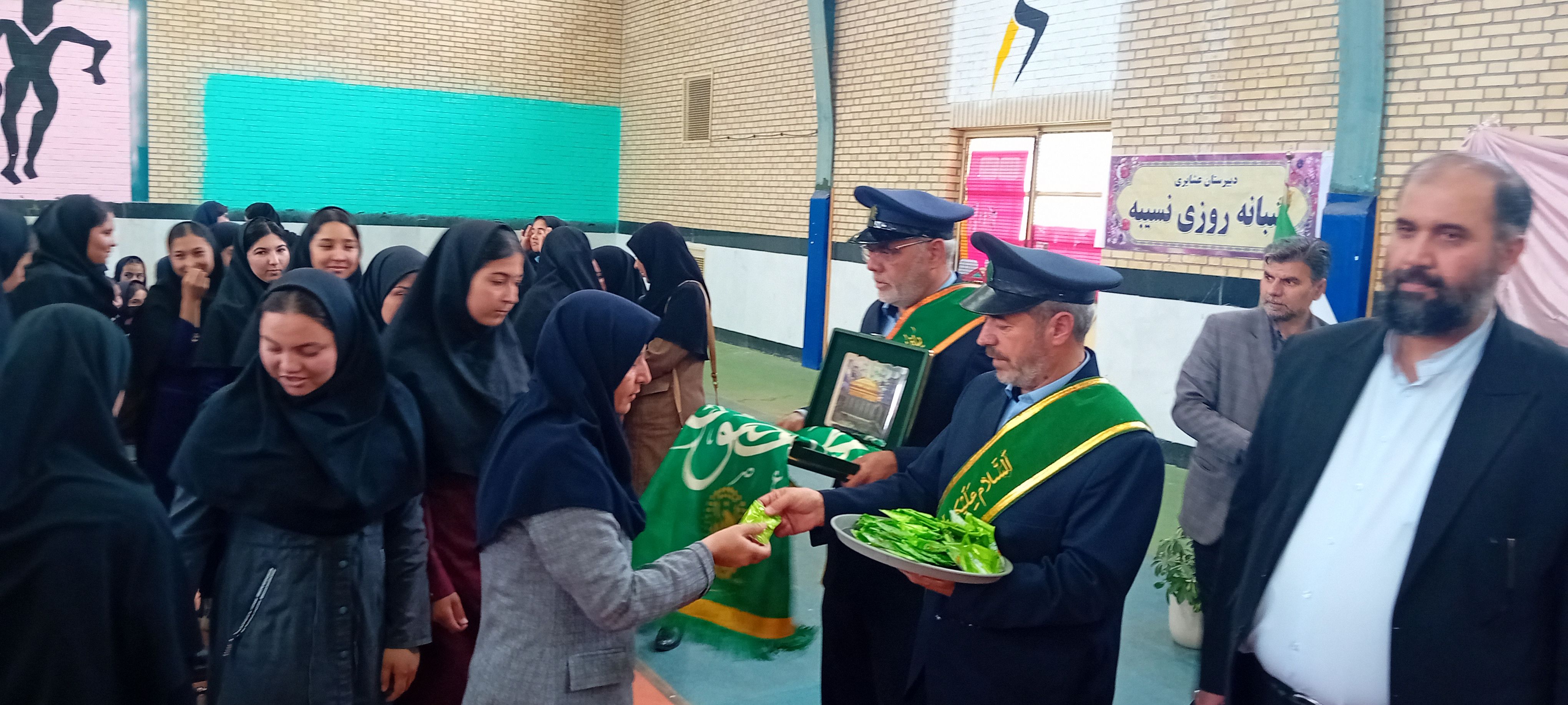 استقبال مسئولان و دانش‌آموزان دبیرستان عشایری نسیبه و امید انقلاب از خادمان حرم حضرت معصومه(س)