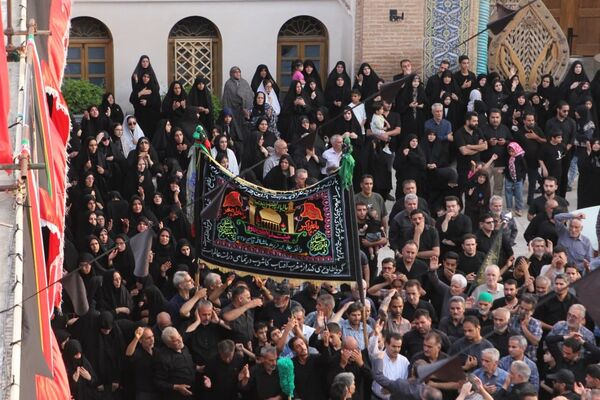 آیین مذهبی تعویض پرچم گنبد حرم مطهر حضرت سلطانعلی ابن امام محمد باقر(ع)