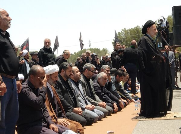 اقامه نماز ظهر عاشورا در بیرجند