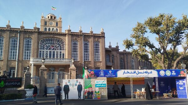غرفه نسل افتخار سازمان دانش‌آموزی استان آذربایجان شرقی در راهپیمایی ۱۳‌ آبان