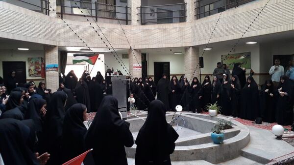 دانش‌آموزان هنرستان فاطمیه از شهید گمنام استقبال کردند