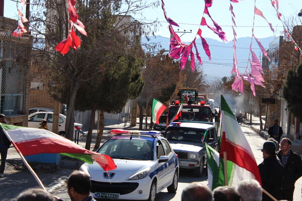 تمثال مبارک امام خمینی(ره) در شهر درق گلباران شد 