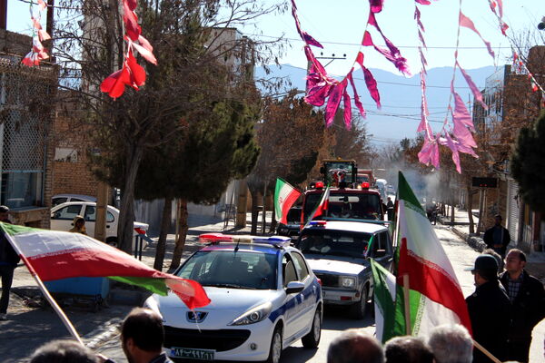 تمثال مبارک امام خمینی(ره) در شهر درق گلباران شد 
