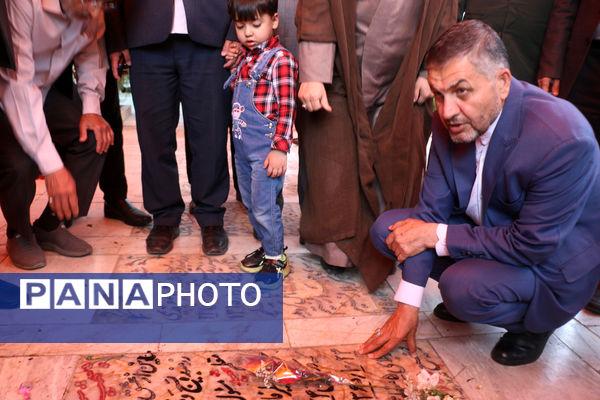 عطرافشانی مزار شهدای فرهنگی استان قم